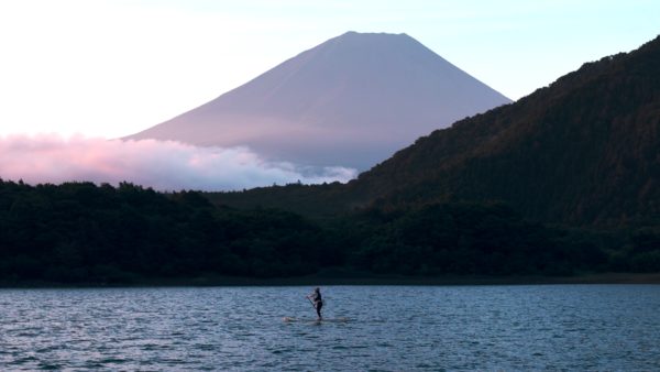 富士山と本栖湖でのSUP体験のドローン空撮