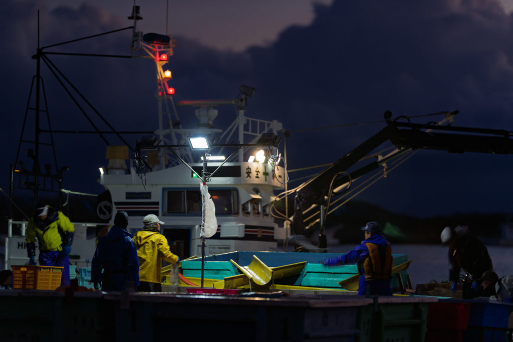 鮭漁を終えて標津港で働く人たち
