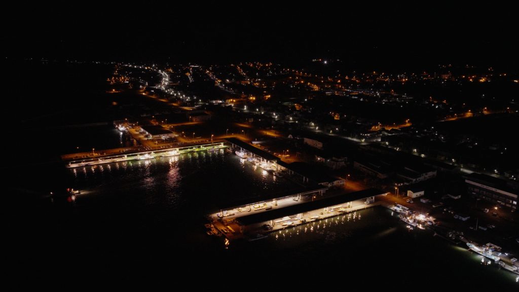 ドローン空撮による夜の標津港